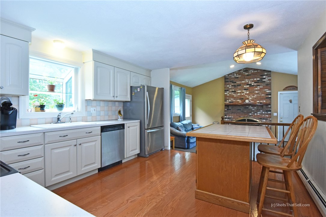 271 Crompton Road East Greenwich, RI 02818 - Photo 4 of 23 Kitchen with island seating