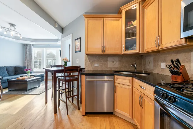 $245,000 | 3654 West Belle Plaine Avenue, Unit 303, Chicago, IL 60618