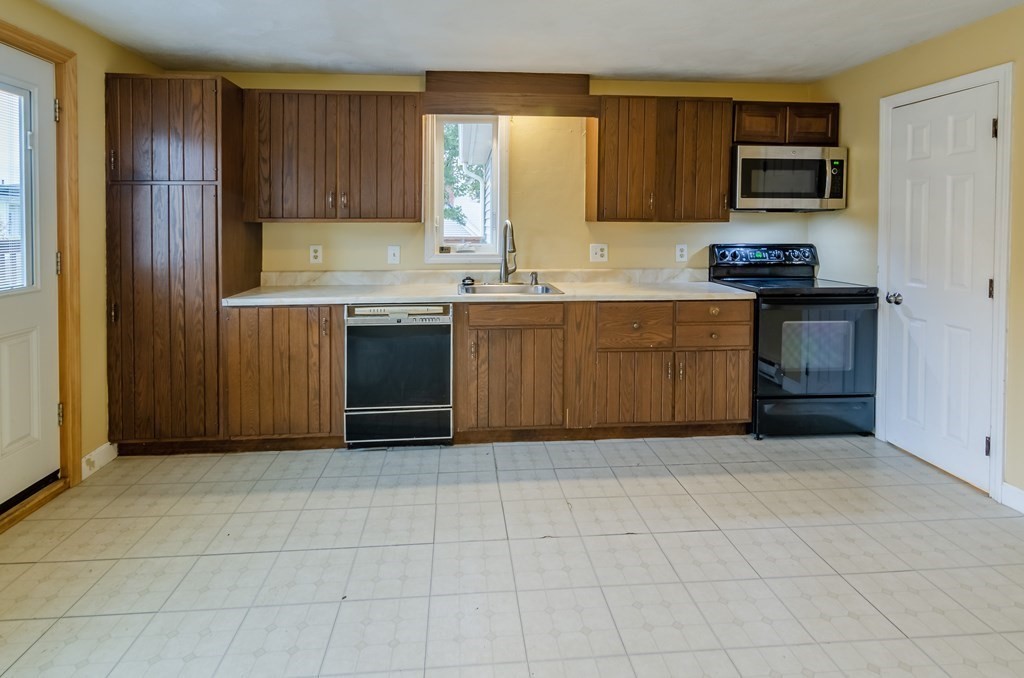 18 Rear Perkins Street, Unit 18 Peabody, MA 01960 - Photo 11 of 36 Gallery Image 11