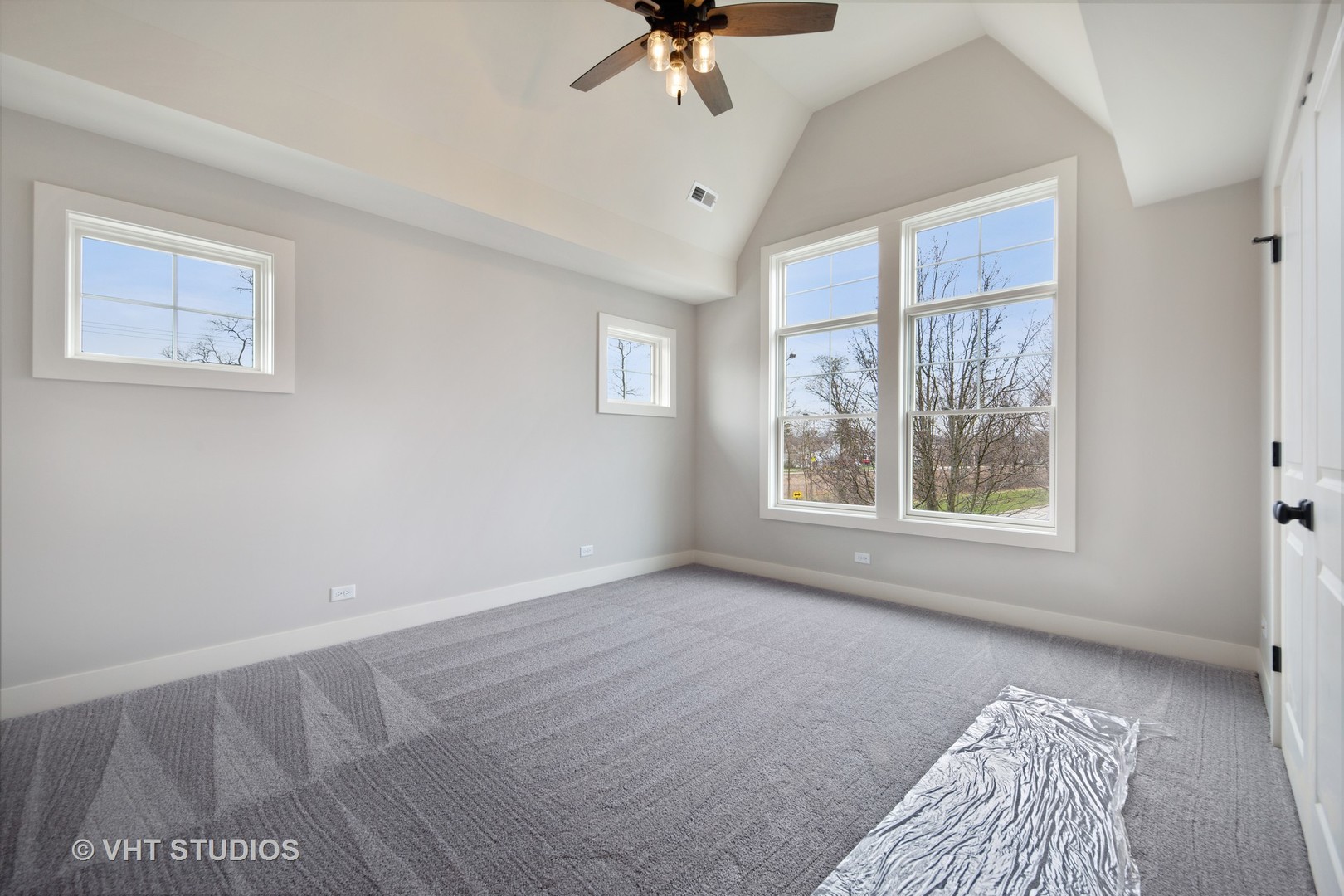 469 South Sunnyside Avenue Elmhurst, IL 60126 - Photo 23 of 37 a view of an empty room with a window