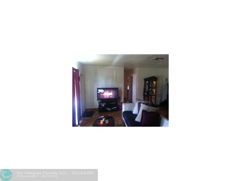 240 Northeast 27th Street Pompano Beach, FL 33064 - Photo 12 of 17 Living Room