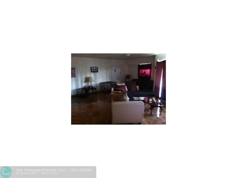 240 Northeast 27th Street Pompano Beach, FL 33064 - Photo 13 of 17 Living Room