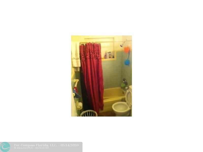 240 Northeast 27th Street Pompano Beach, FL 33064 - Photo 6 of 17 Bathroom