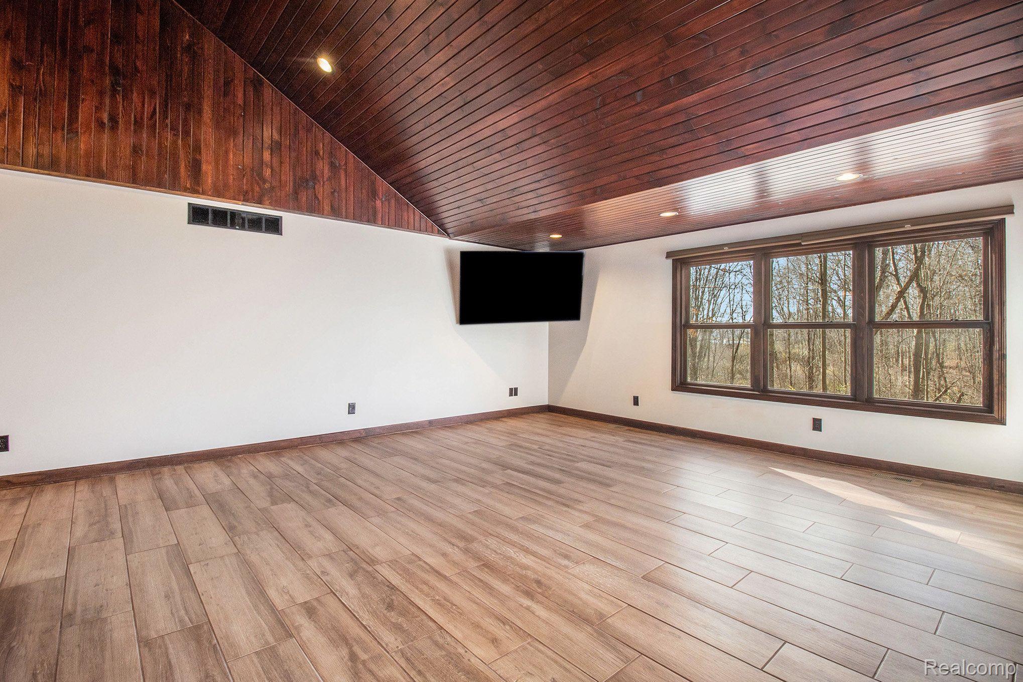 12558 Clyde Road Fenton, MI 48430 - Photo 4 of 24 Gallery Image 4