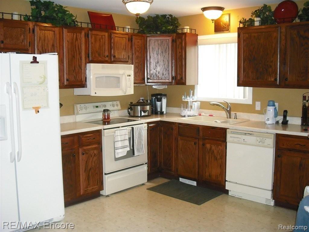 899 Francis Street Rochester, MI 48307 - Photo 3 of 13 Updated Kitchen
