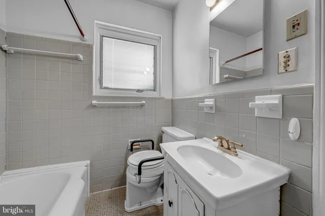 $1,290,000 | 4900 Yorktown Boulevard, Arlington, VA 22207