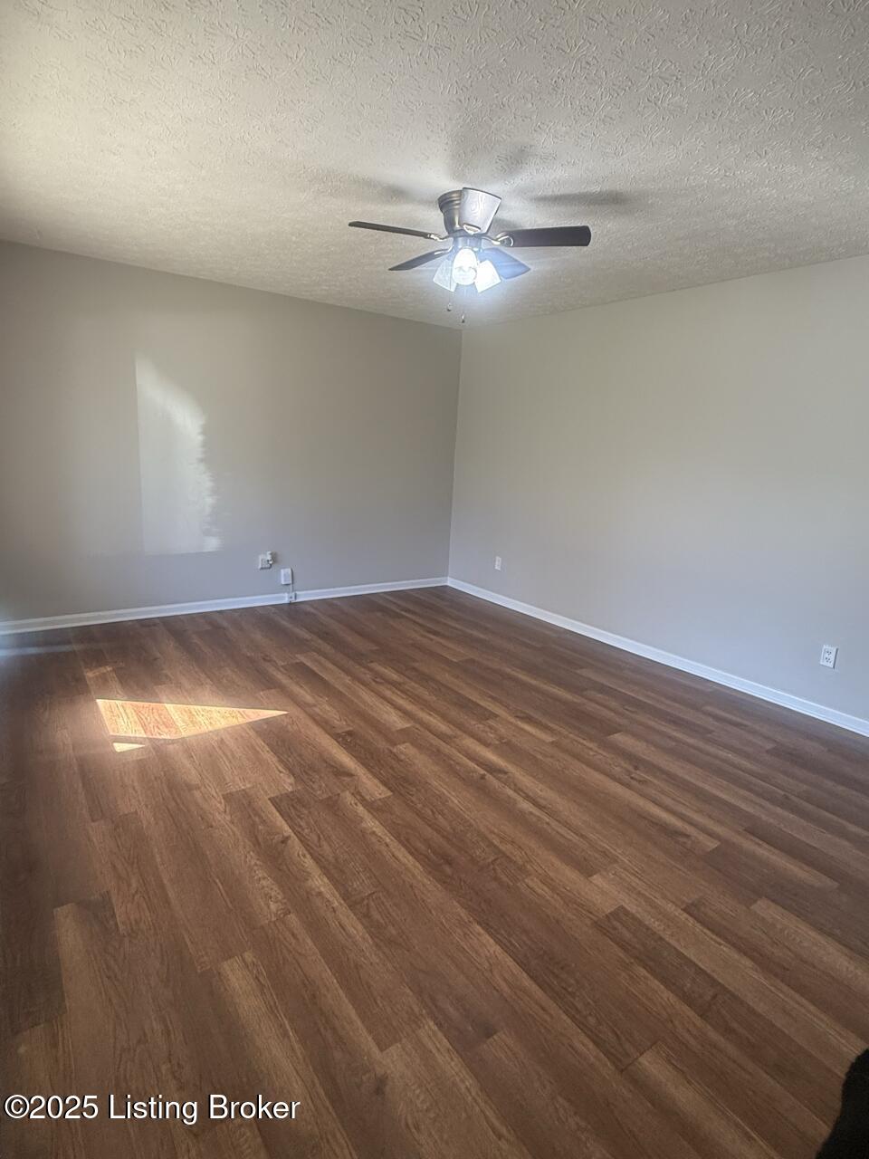 8138 Rochelle Road Louisville, KY 40228 - Photo 10 of 27 IMG_1385 Large