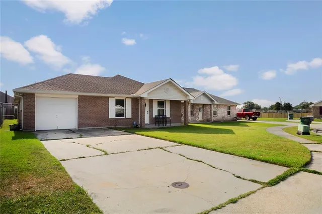 $1,800 | 4073 Regina Coeli Court, Marrero, LA 70072