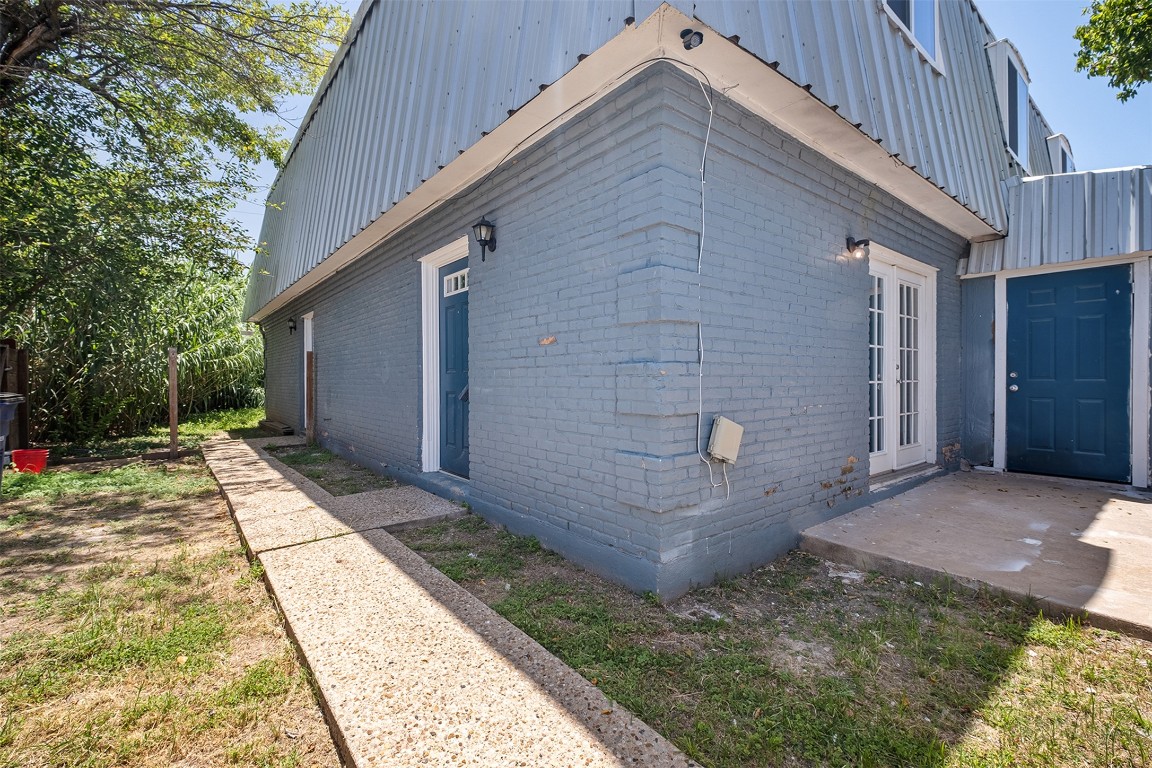 2217 Mission Hill Drive, Unit C Austin, TX 78741 - Photo 2 of 17 a backyard of a house