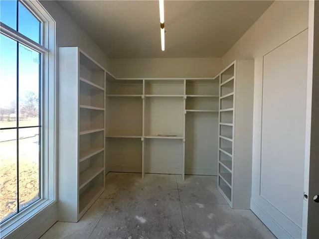 $1,599,999 | 7535 Northwest Fawn Circle, Parkville, MO 64152