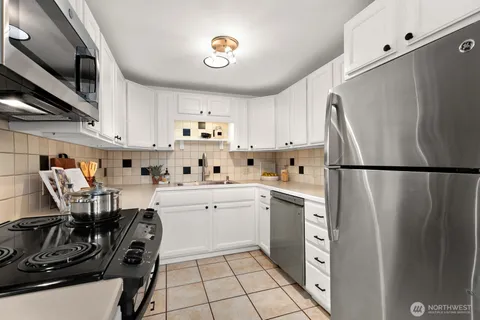 $900,000 | 3202 49th Avenue Southwest, Seattle, WA 98116