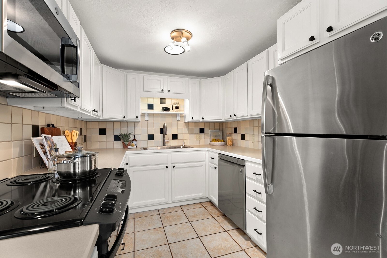 3202 49th Avenue Southwest Seattle, WA 98116 - Photo 11 of 35