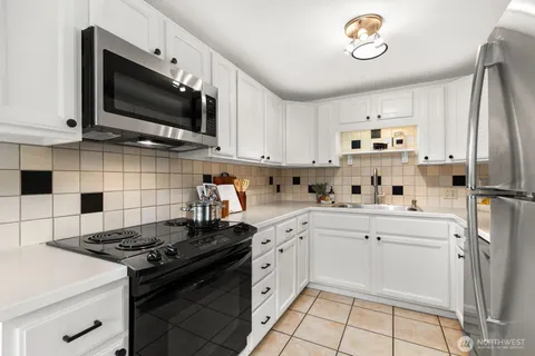 $900,000 | 3202 49th Avenue Southwest, Seattle, WA 98116