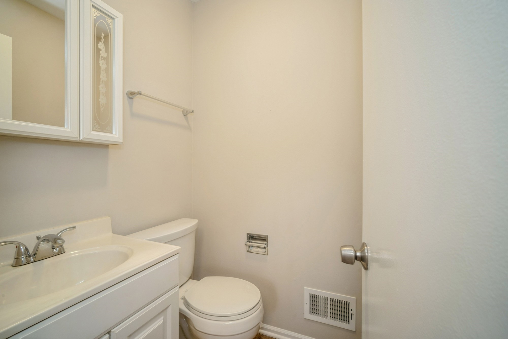 2154 Rugen Road, Unit C Glenview, IL 60026 - Photo 8 of 17 a bathroom with a toilet a sink and mirror