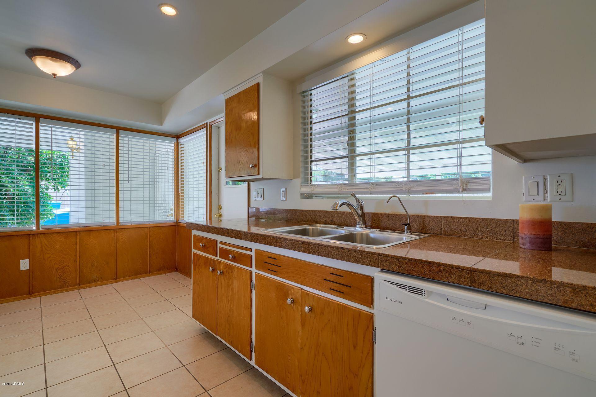 521 West Marlette Avenue Phoenix, AZ 85013 - Photo 3 of 25 17
