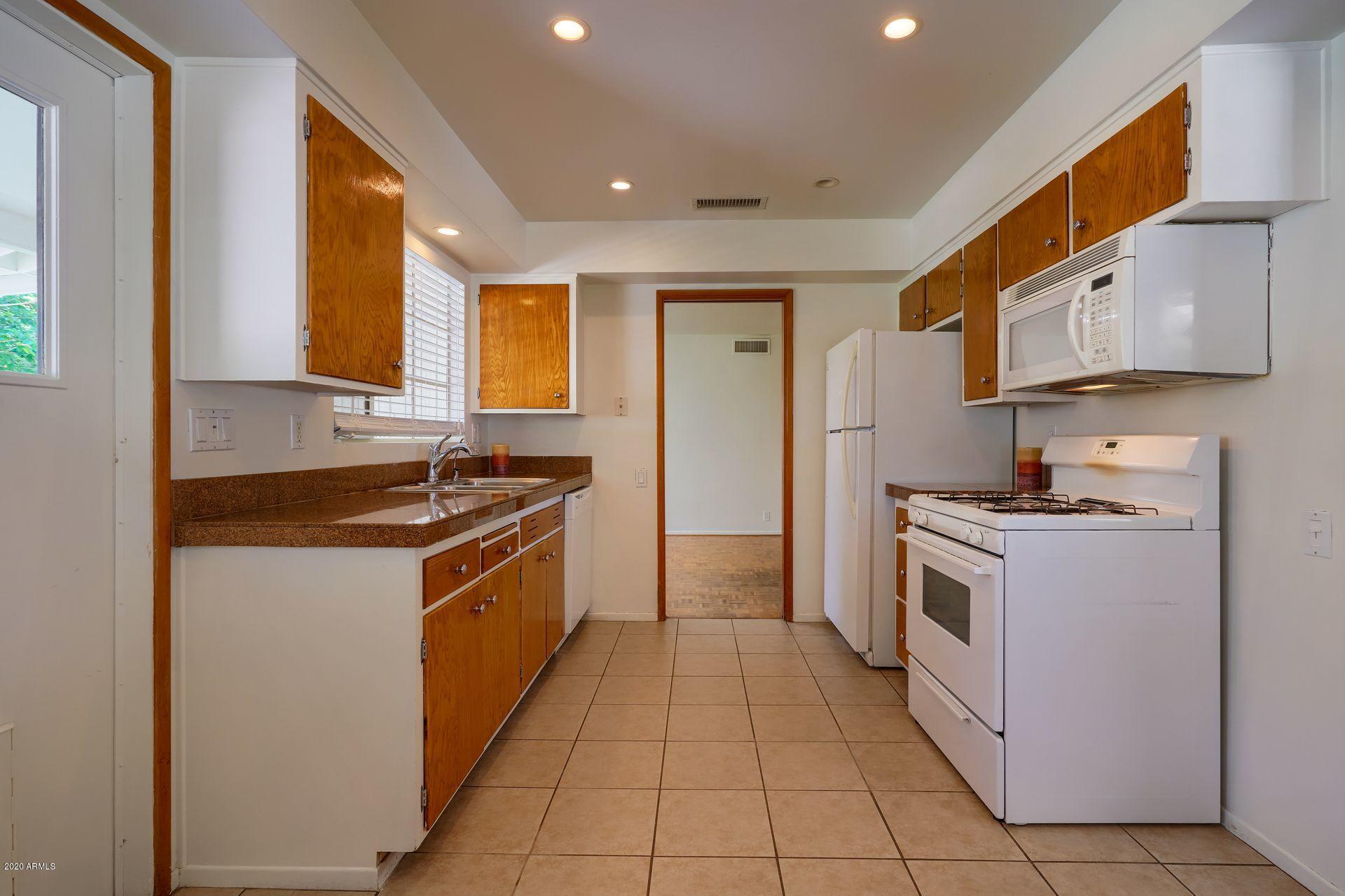 521 West Marlette Avenue Phoenix, AZ 85013 - Photo 4 of 25 16