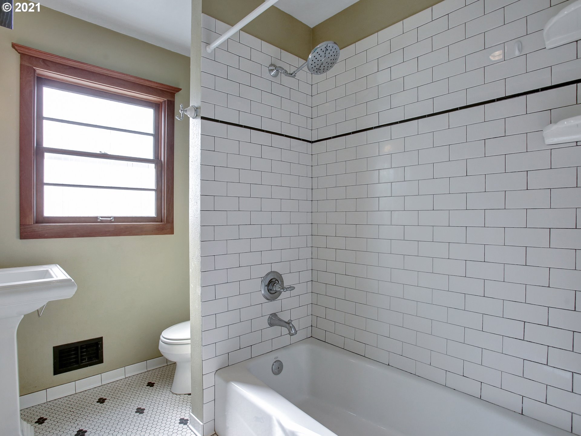 8250 Southwest Sorrento Road Beaverton, OR 97008 - Photo 10 of 32 Gallery Image 10