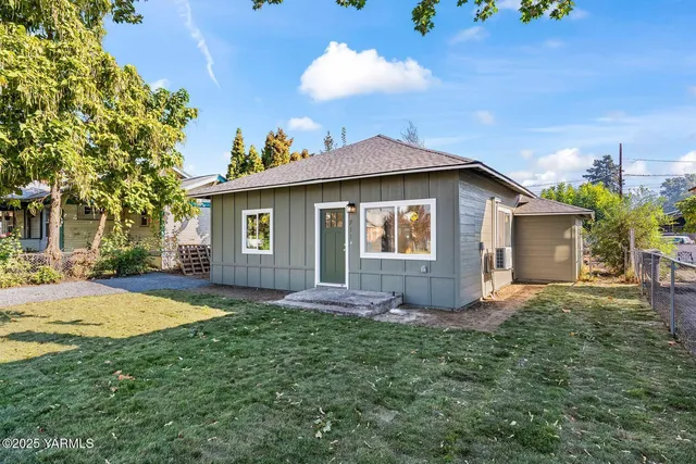 a view of a house with a yard