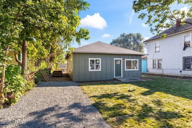 a view of a house with a yard
