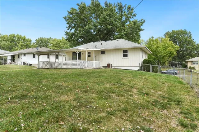 $239,900 | 1305 South Ward Parkway, Blue Springs, MO 64014