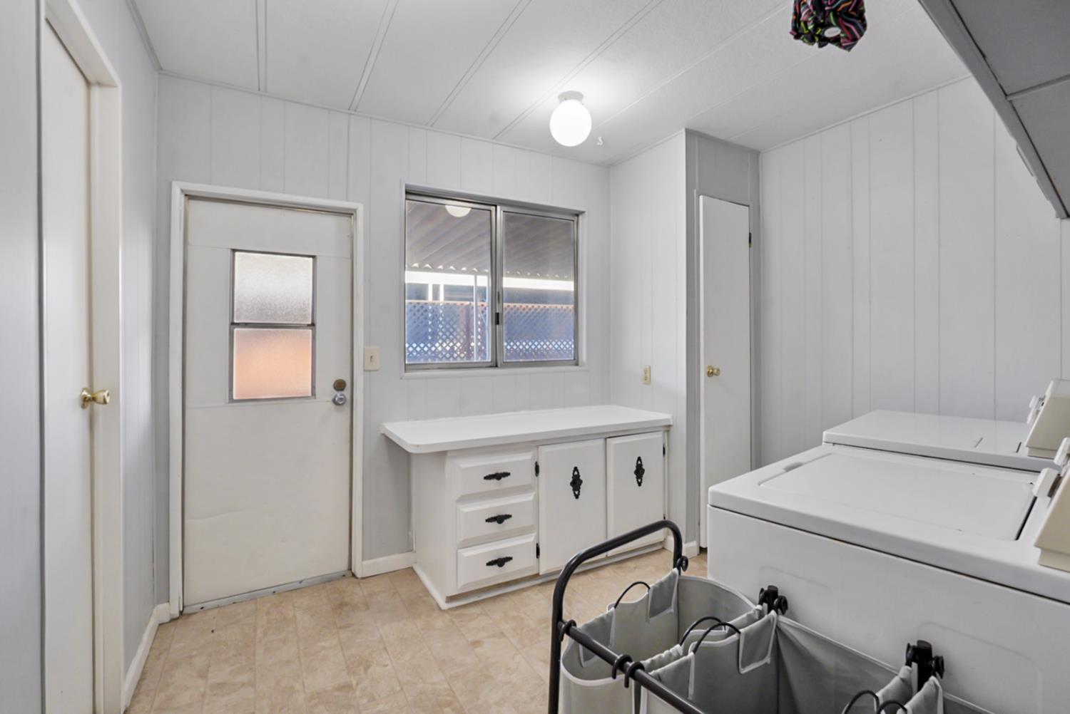 1400 North Tully Road, Unit 137 Turlock, CA 95380 - Photo 17 of 37 a room with a table and chairs