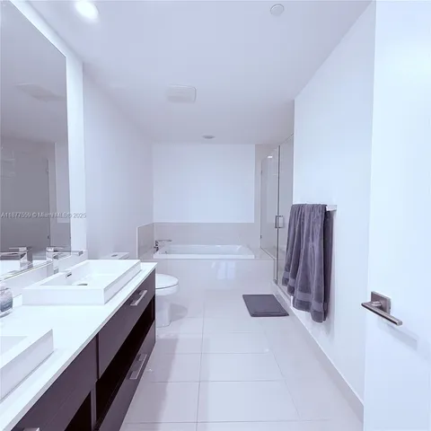 $7,800 | 55 Southwest 9th Street, Unit 4003, Miami, FL 33130