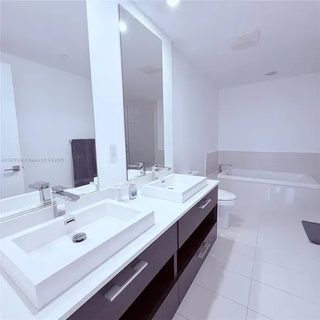 $7,500 | 55 Southwest 9th Street, Unit 4003, Miami, FL 33130