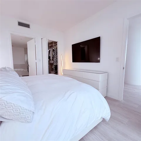 $7,800 | 55 Southwest 9th Street, Unit 4003, Miami, FL 33130