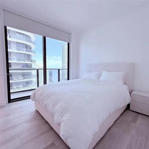 $7,800 | 55 Southwest 9th Street, Unit 4003, Miami, FL 33130