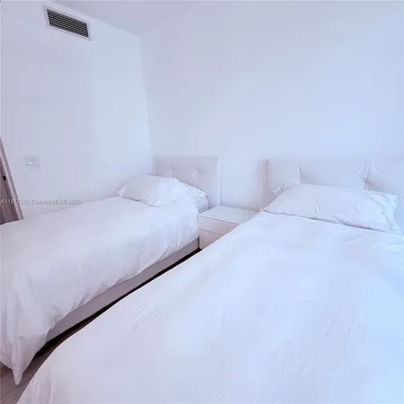 $7,500 | 55 Southwest 9th Street, Unit 4003, Miami, FL 33130