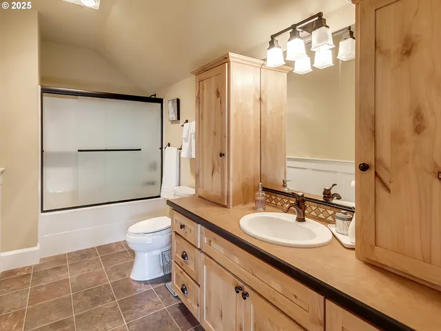 $1,745,000 | 37658 Highway 213, Mount Angel, OR 97362