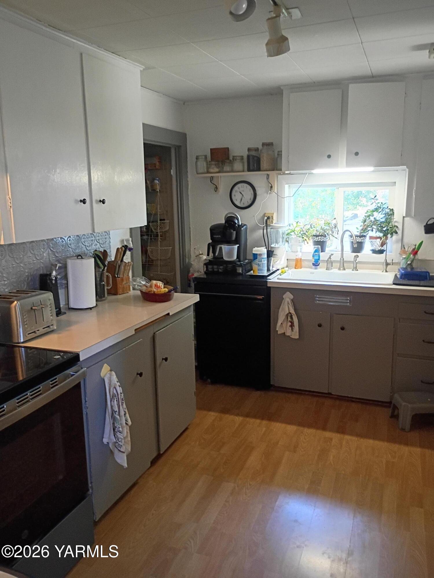 31 North McLean Road Sunnyside, WA 98944 - Photo 4 of 17 degraaf kitchen