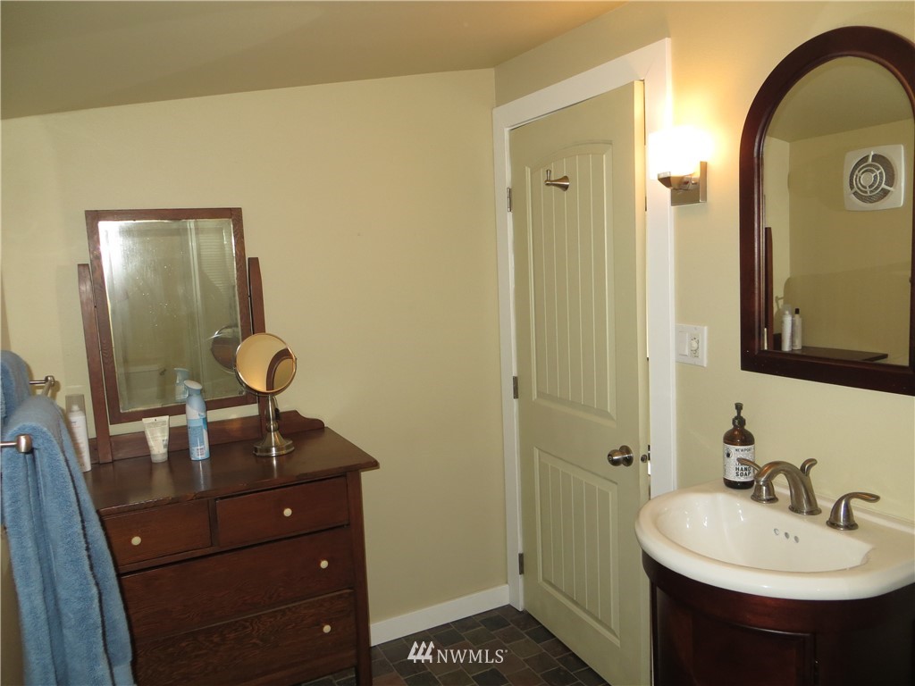 7270 East Grapeview Loop Road Allyn, WA 98524 - Photo 23 of 33 Gallery Image 23