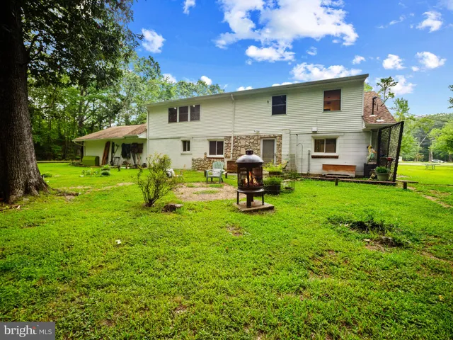 a view of a house with backyard