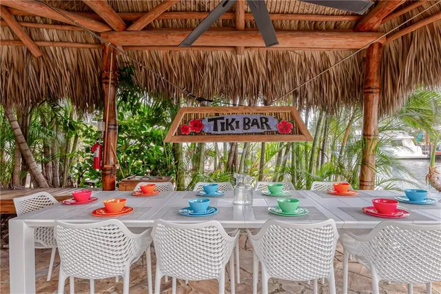 a view of entryway with outdoor