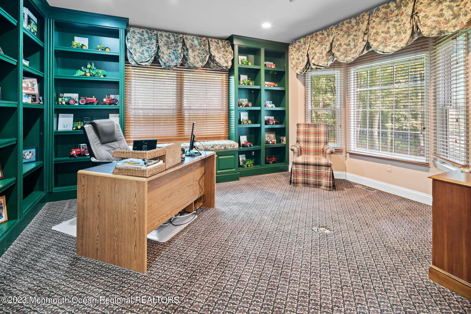 81 Agress Road Millstone Township, NJ 08535 - Photo 13 of 35 a work place with table and chairs