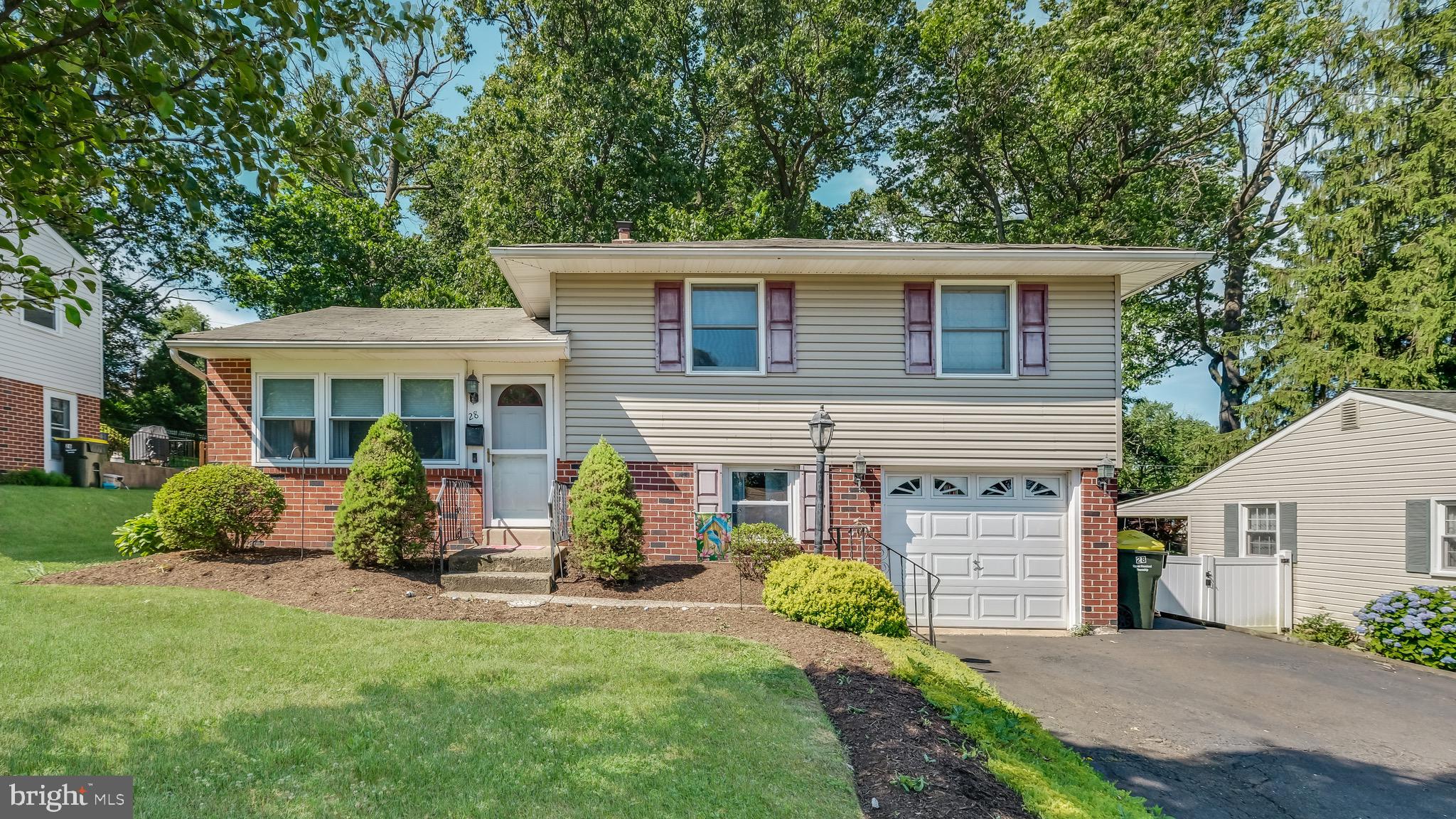 28 Russell Road Willow Grove, PA 19090 - Photo 1 of 27 Front of House