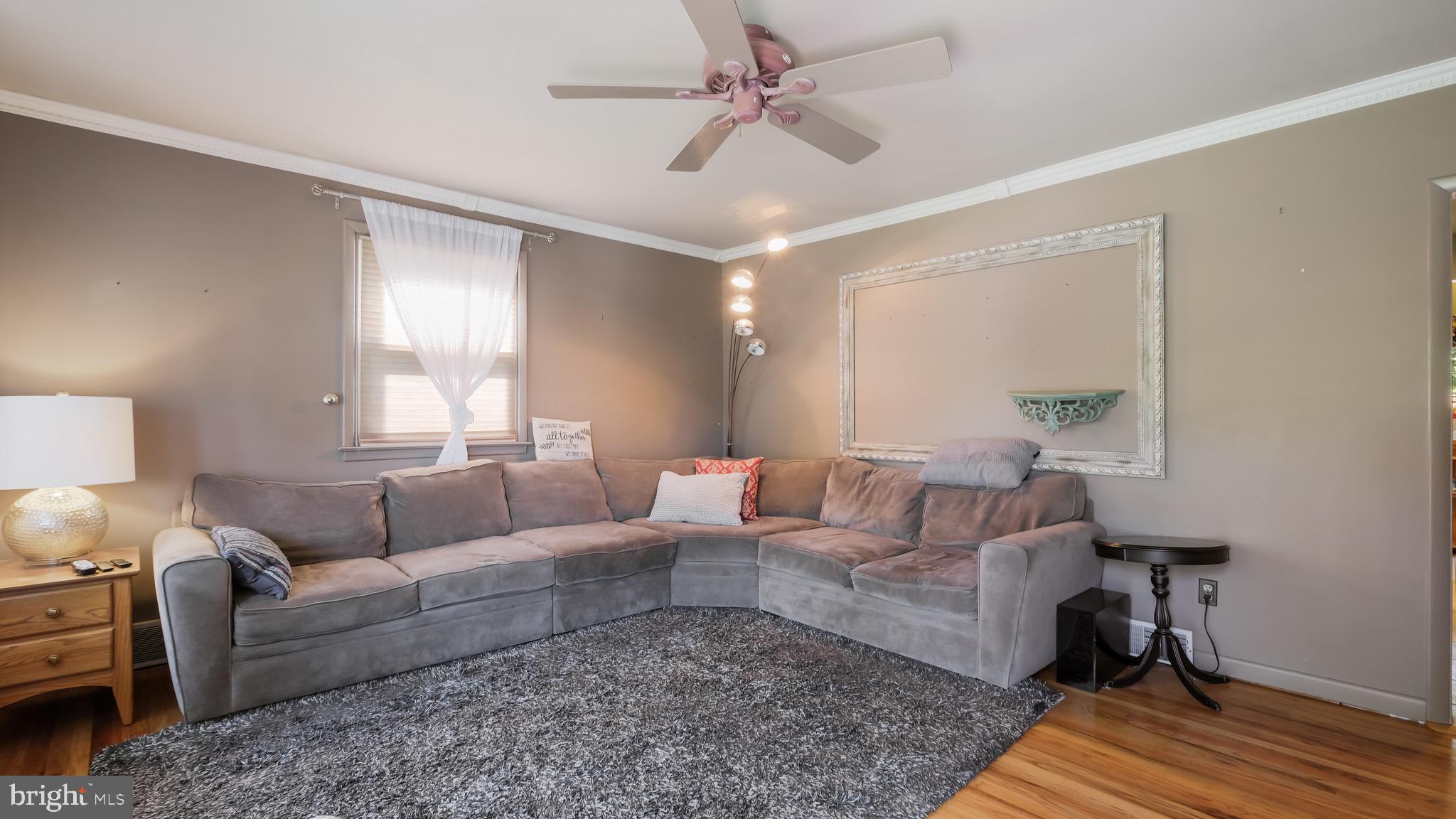 28 Russell Road Willow Grove, PA 19090 - Photo 5 of 27 Living Room