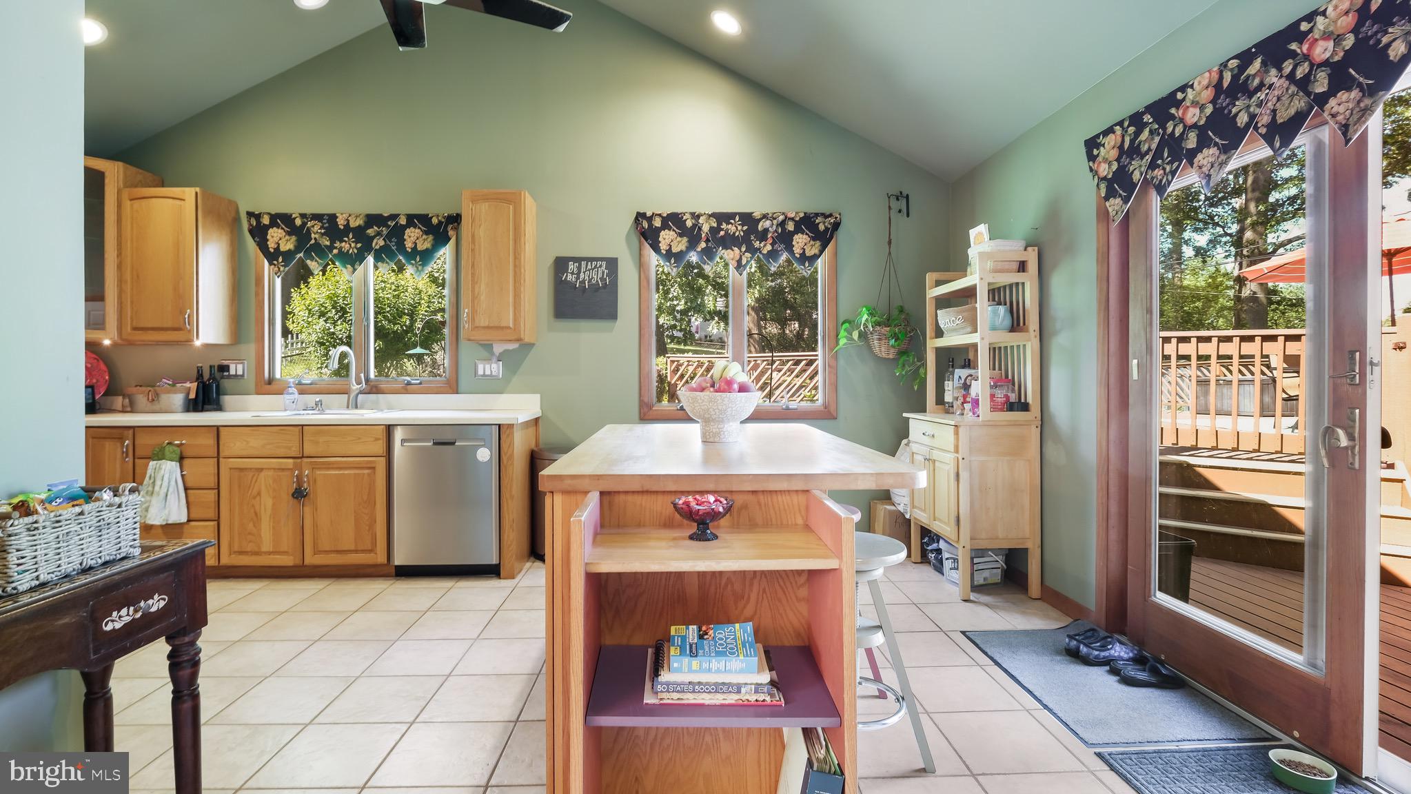 28 Russell Road Willow Grove, PA 19090 - Photo 6 of 27 Kitchen with Cathedral Ceiling