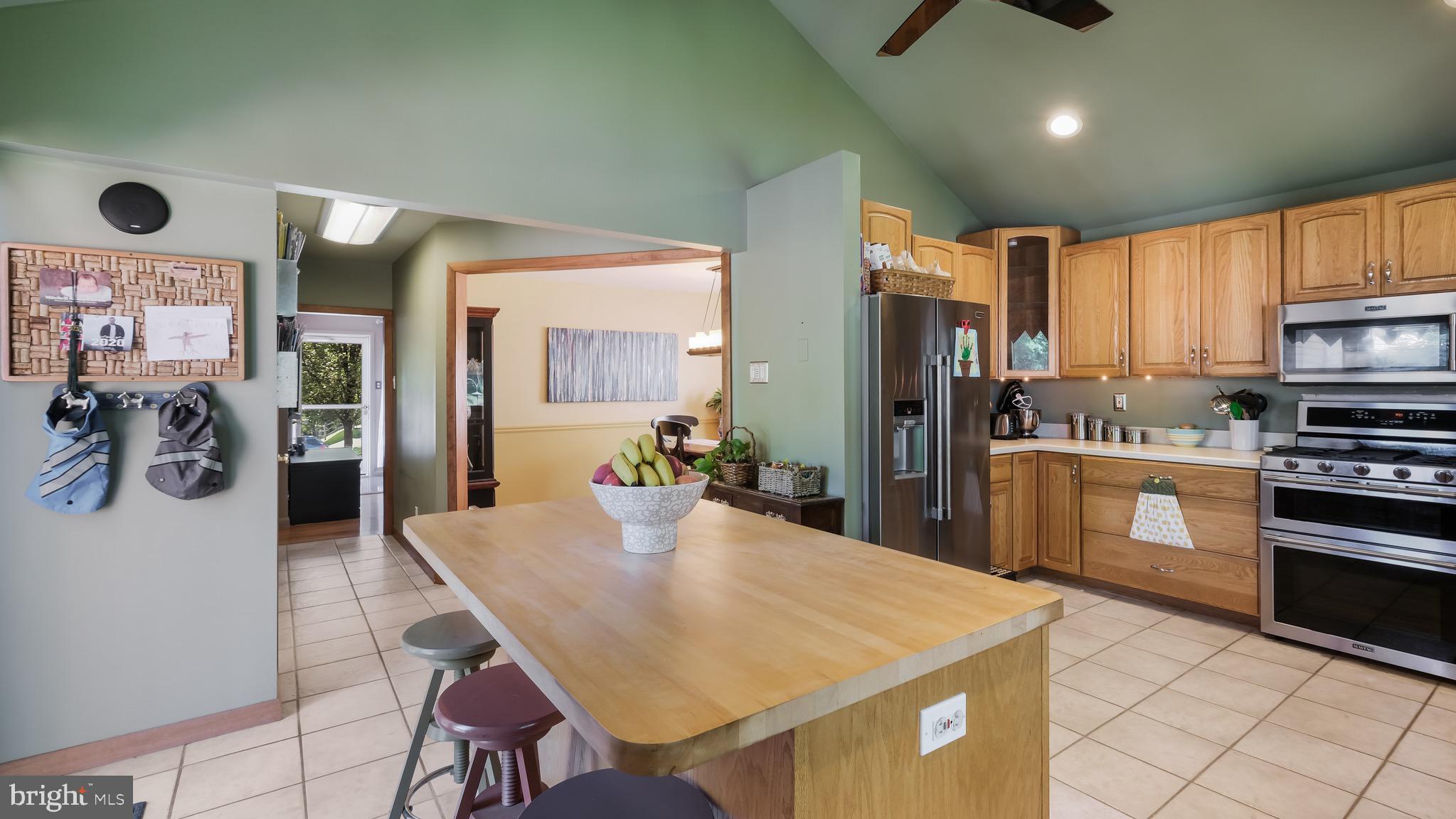 28 Russell Road Willow Grove, PA 19090 - Photo 7 of 27 Kitchen and Breakfast Bar