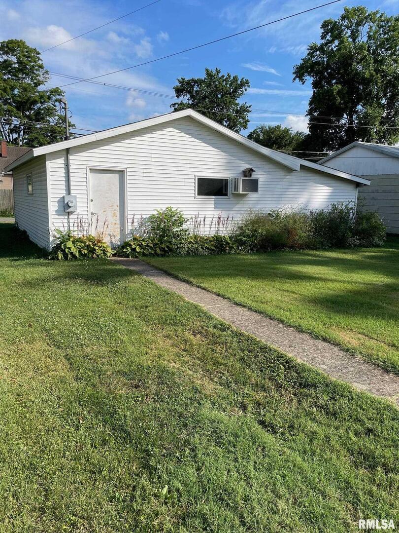 901 Elm Street Carmi, IL 62821 - Photo 17 of 21 a front view of a house with garden