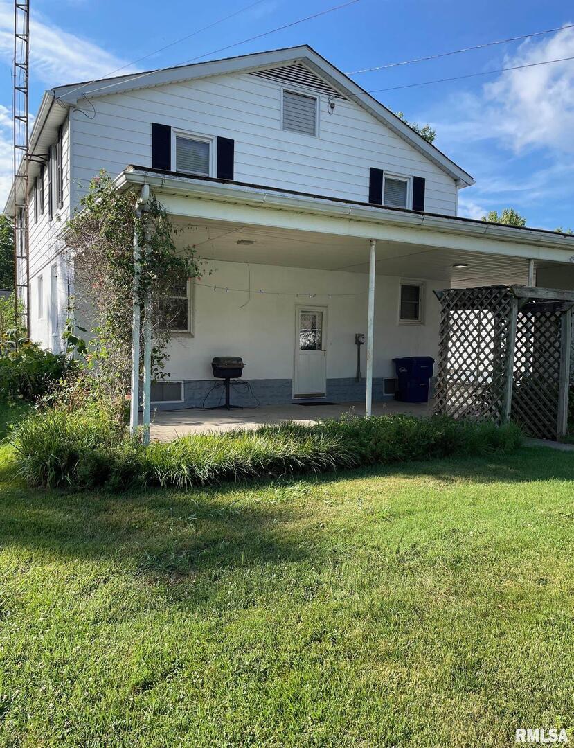 901 Elm Street Carmi, IL 62821 - Photo 20 of 21 a front view of a house with garden
