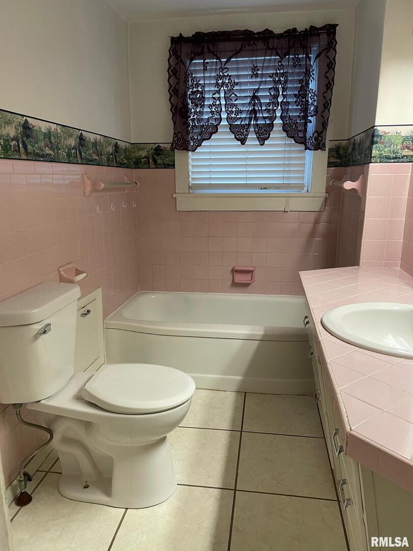 901 Elm Street Carmi, IL 62821 - Photo 10 of 21 a bathroom with a toilet and a sink