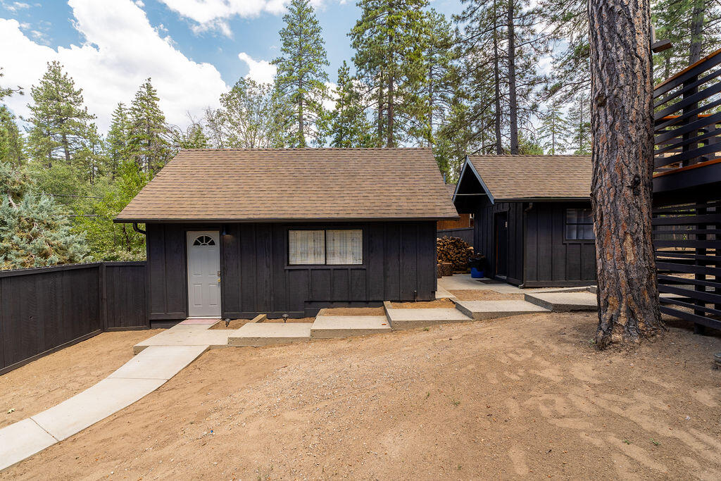 53589 Tollgate Road Idyllwild, CA 92549 - Photo 10 of 51 a house with trees in the background