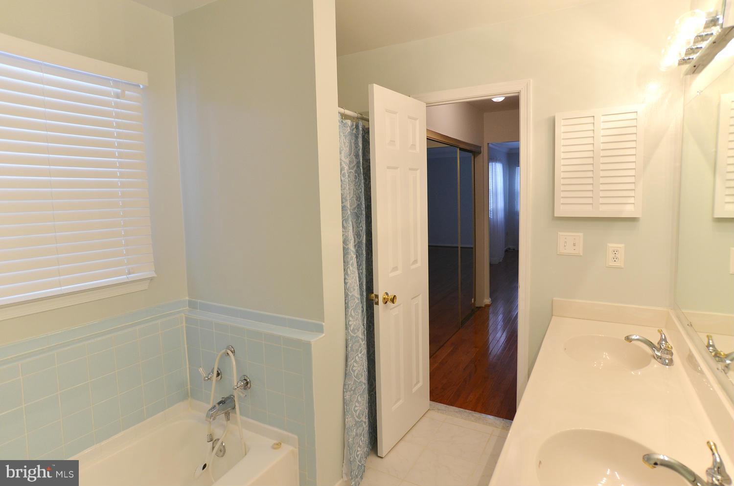 10107 Marshall Pond Road Burke, VA 22015 - Photo 18 of 29 Bath (Master)