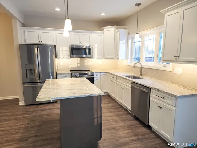 $575,000 | 22 Lombard Cir Haven, Unit 8, North Haven, CT 06473