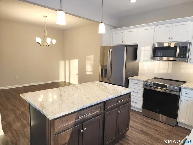 $575,000 | 22 Lombard Cir Haven, Unit 8, North Haven, CT 06473