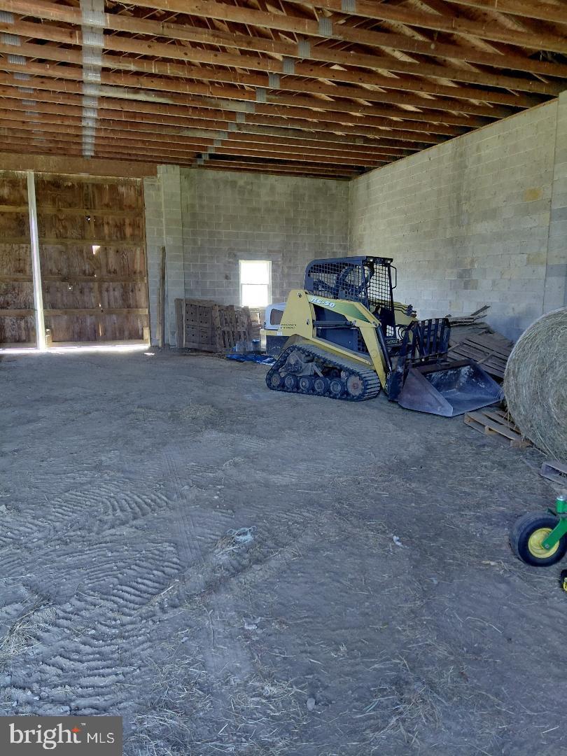 91 Stewart Road Pilesgrove, NJ 08098 - Photo 14 of 27 Spacious barn with machinery ready for work.