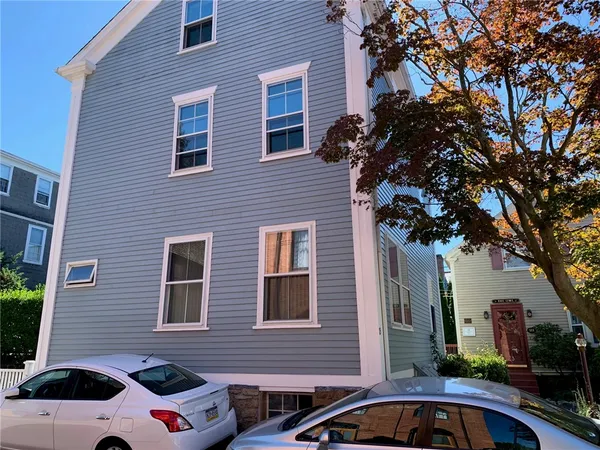 $2,600 | 113 Prospect Hill Street, Unit 2, Newport, RI 02840
