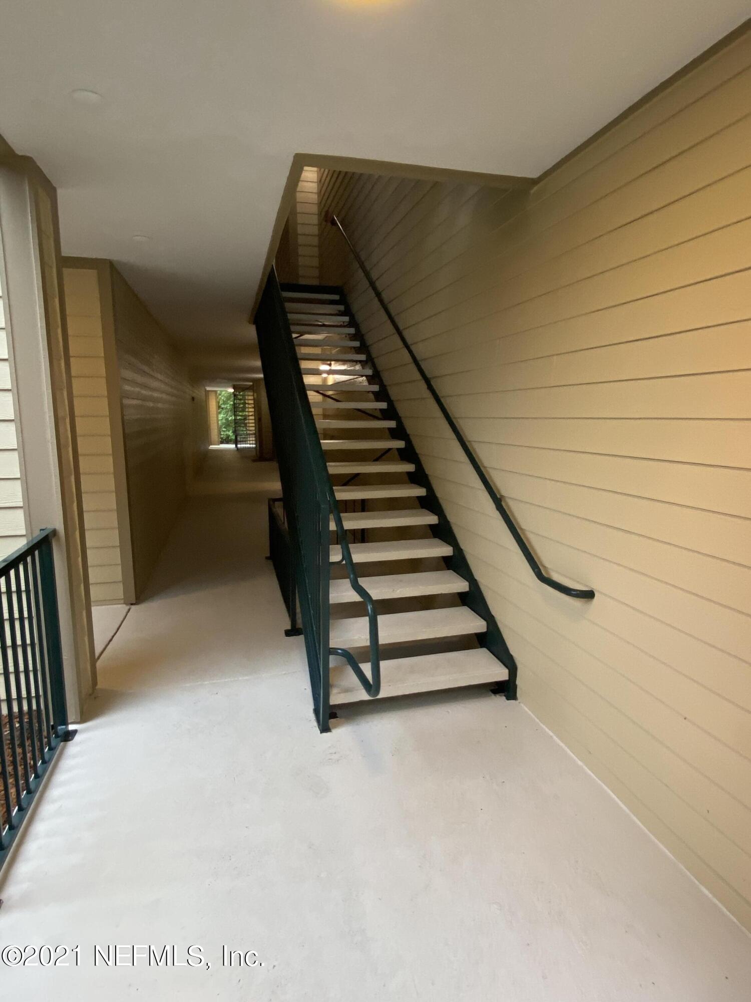7800 Point Meadows Drive, Unit 422 Jacksonville, FL 32256 - Photo 2 of 38 a view of entryway and hall